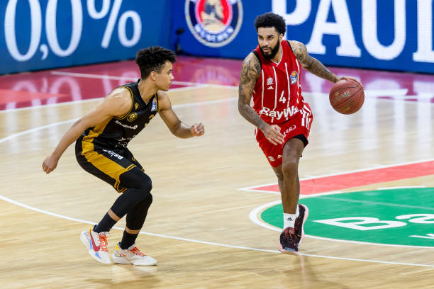 他连续送出 他连续送出