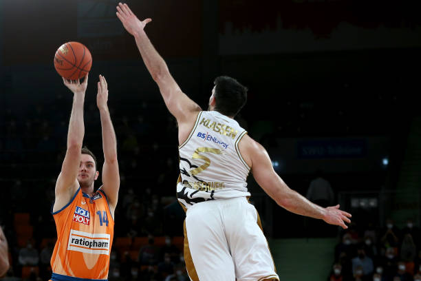 站稳脚跟 站稳脚跟